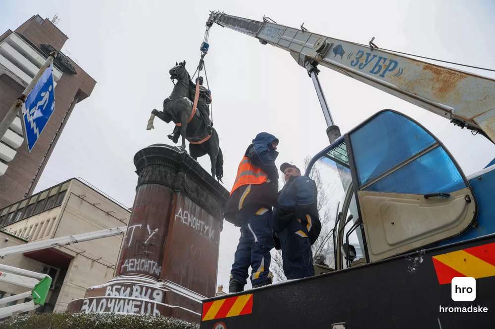 У Києві демонтували пам'ятник Миколі Щорсу (фото, відео)6