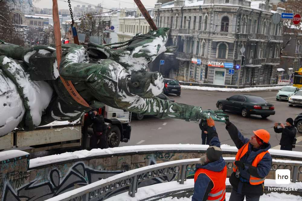 У Києві демонтували пам'ятник Миколі Щорсу (фото, відео)88