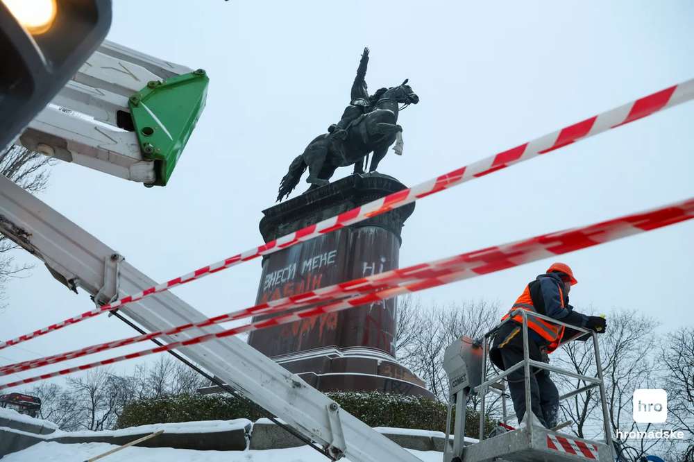 У Києві демонтували пам'ятник Миколі Щорсу (фото, відео)963