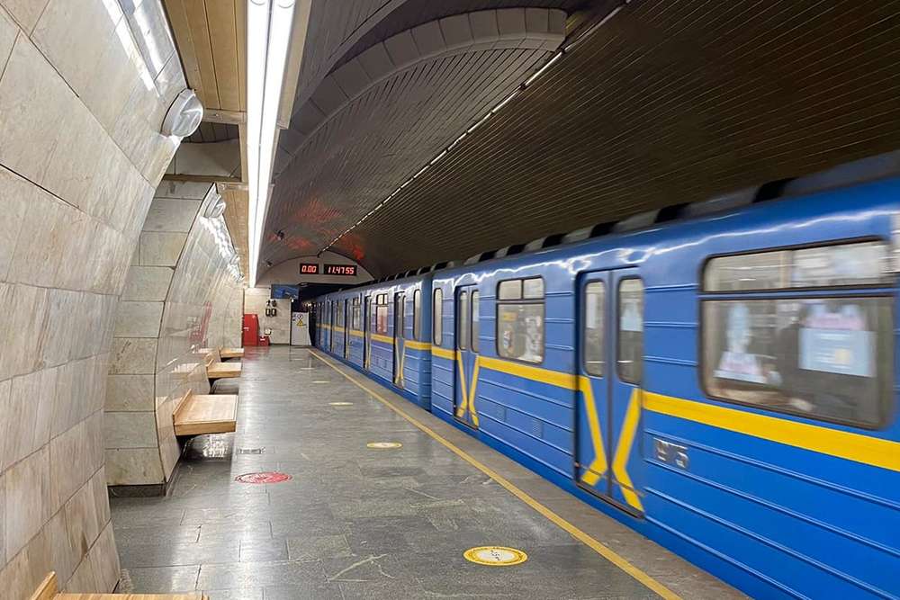 У Києві не працюють станції метро – чи врятує від колапсу «човниковий рух»