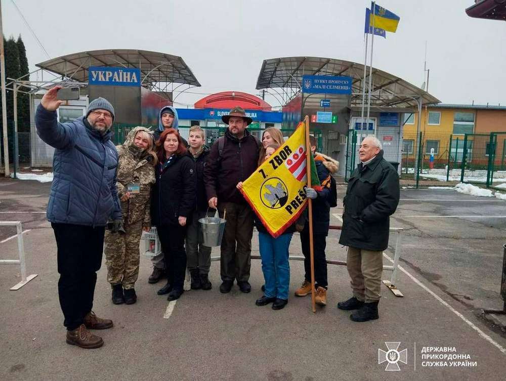 Вифлеємський вогонь миру прибув до України: його доставлять на 24 вокзали (фото)