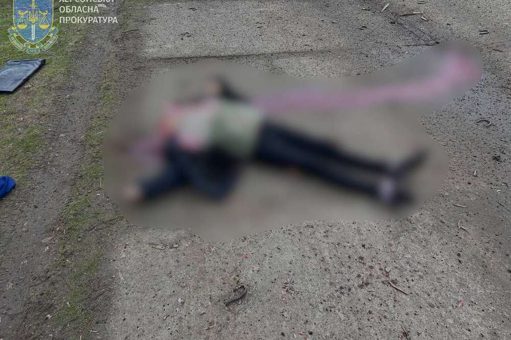 Окупанти вбили на Херсонщині 54-річну жінку, яка йшла вулицею під час обстрілу (фото, відео)