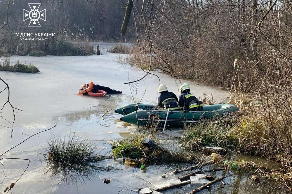Під ногами тріскався лід, дитина кликала на допомогу: на Львівщині врятували 12-річну дівчинку
