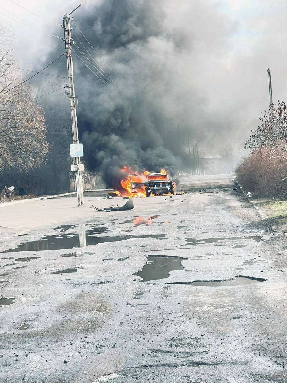 Росіяни обстріляли Вовчанськ: загорілося авто, є загибла і поранена