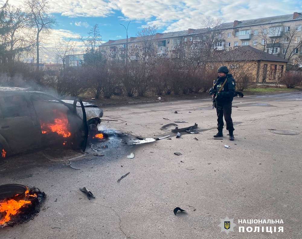 Росіяни обстріляли Вовчанськ: загорілося авто, є загибла і поранена