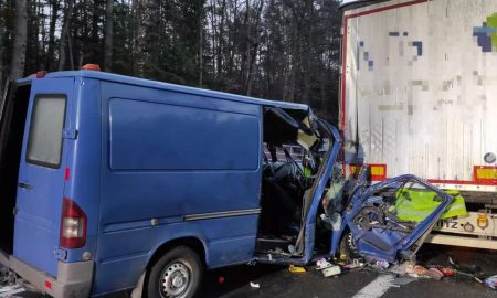 У Польщі мікроавтобус з українцями врізався у фуру, що стояла біля кордону – є жертви
