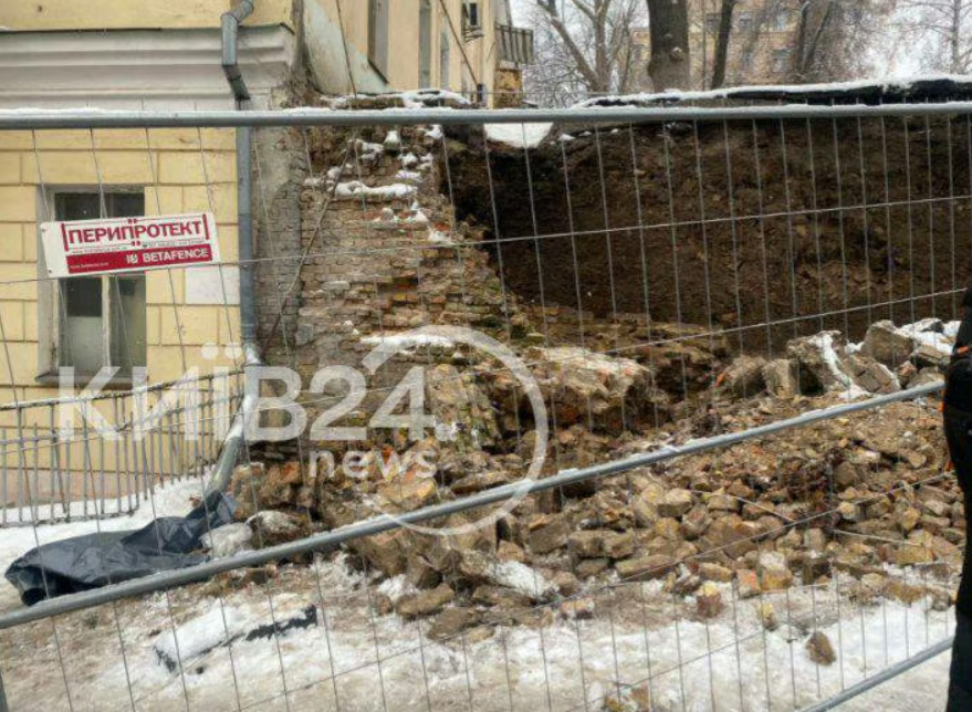 В Києві стався обвал ґрунту