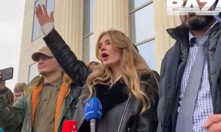 Терориста Стрєлкова засудили до 4 років колонії: що відбувається біля суду (відео)