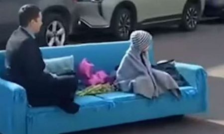 Машини сигналять, діти в захваті: переселенець створив «диван на колесах» і їздить на ньому по Заліщиках (відео)