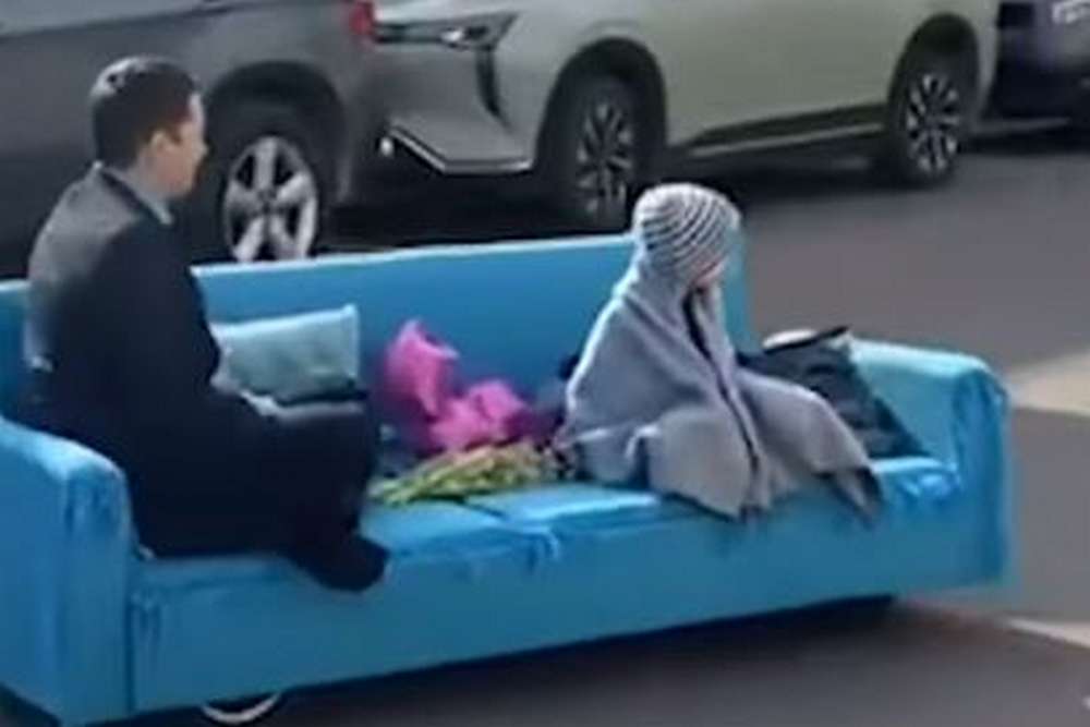 Машини сигналять, діти в захваті: переселенець створив «диван на колесах» і їздить на ньому по Заліщиках (відео)