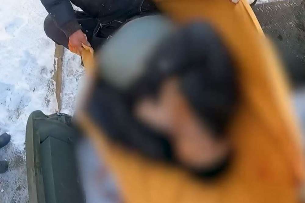 «Ігоре, тримайся! Розмовляй з нами!» - у МВС показали евакуацію цивільного, якому відірвало ногу (відео)