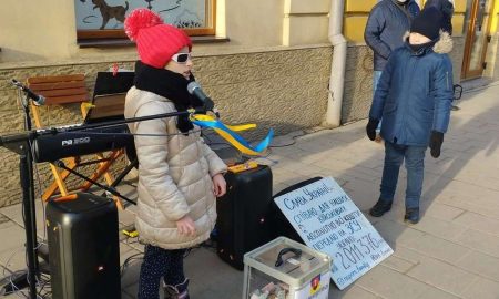 10-річна незряча дівчинка зібрала 2 млн для ЗСУ, співаючи у церквах і на вулиці (фото)