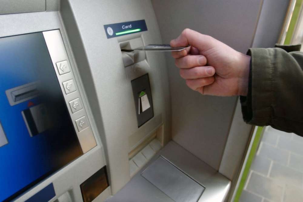 Українець обдурив банкомат і поповнив свою картку без грошей на 90 тисяч гривень