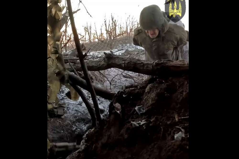 Окупант прийшов до українських бійців «за хлібом»: каже, що проспав, коли росіяни відходили (відео)