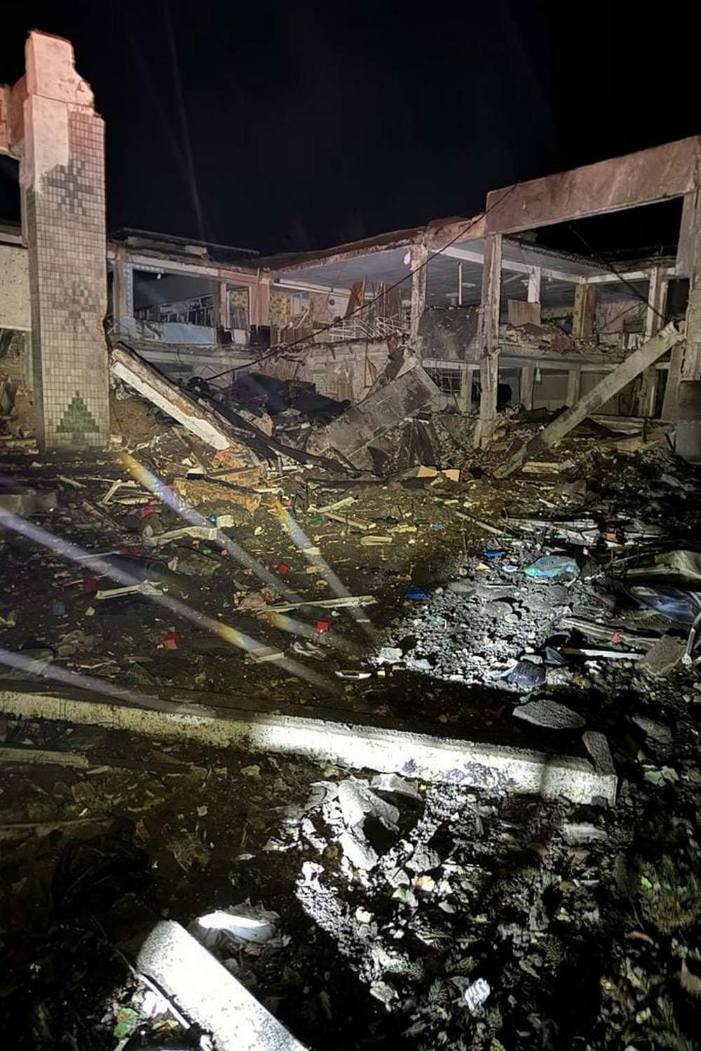 Окупанти вночі вдарили по Кураховому зруйновані дитсадок та школа