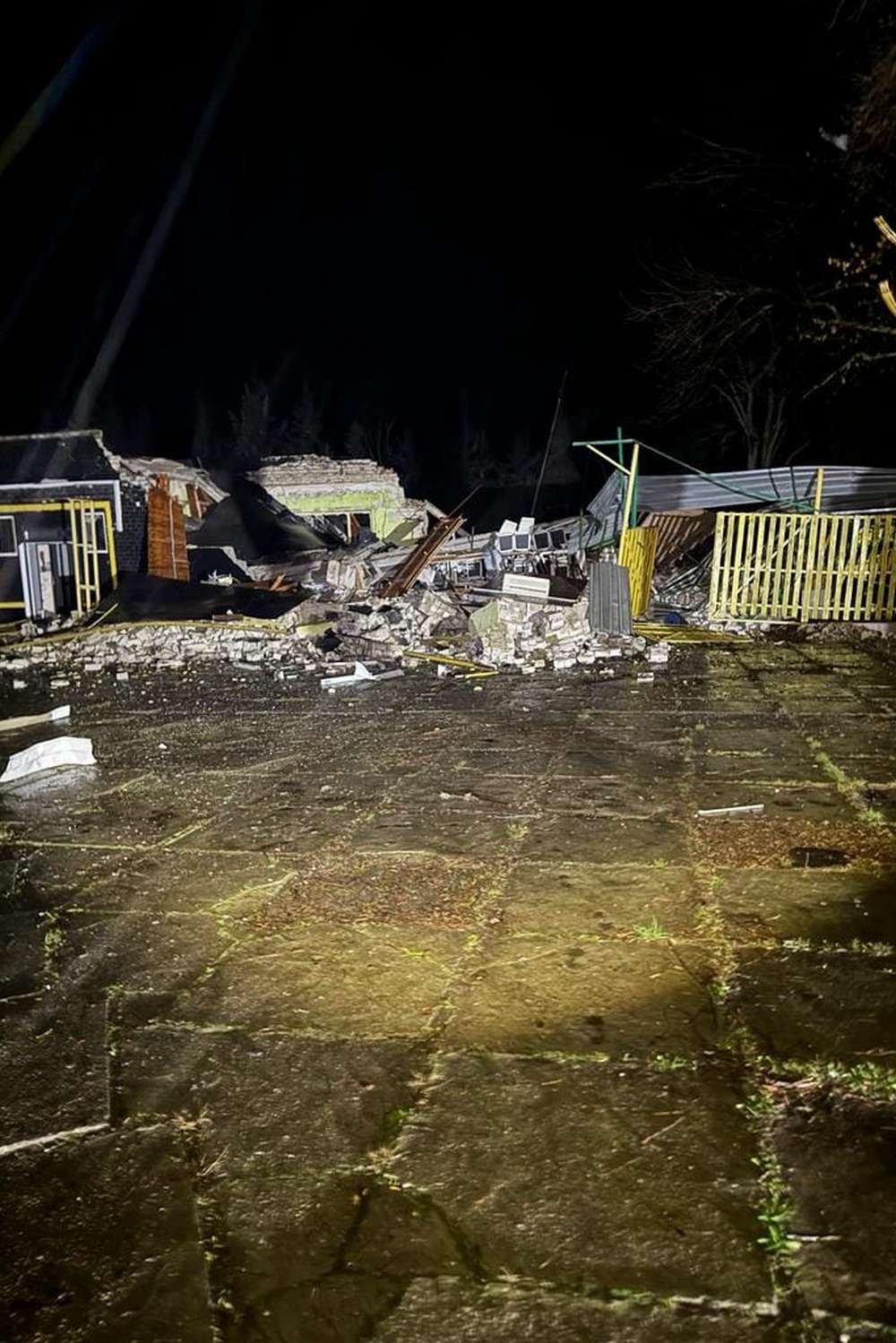 Окупанти вночі вдарили по Кураховому зруйновані дитсадок та школа1