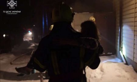 Пожежа у Сумах – рятувальники на руках евакуювали матір з дитиною (відео)3