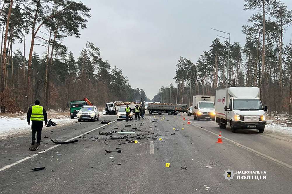 Смертельна ДТП у Києві мікроавтобус влетів у вантажівку, загинув водій (фото)