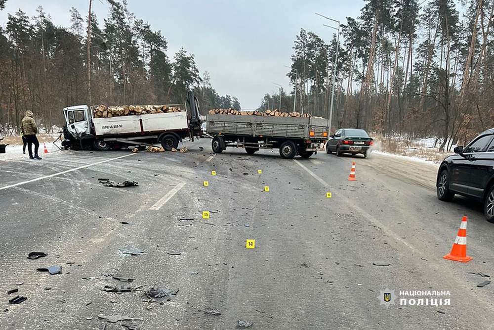 Смертельна ДТП у Києві мікроавтобус влетів у вантажівку, загинув водій (фото)1