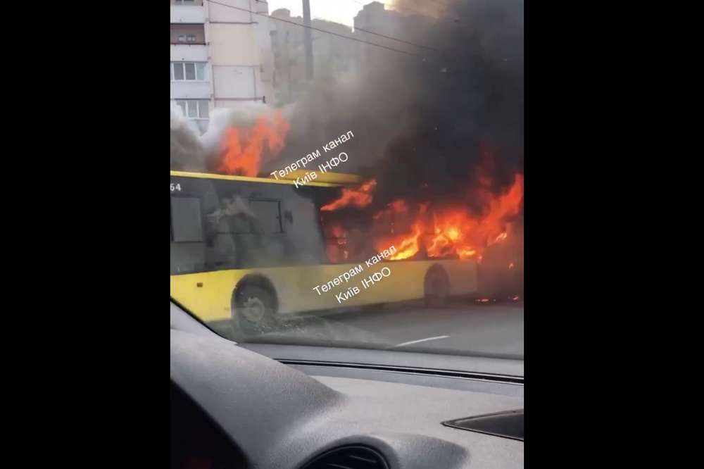 У Києві горів тролейбус. КМДА допускає підпал зсередини (відео)
