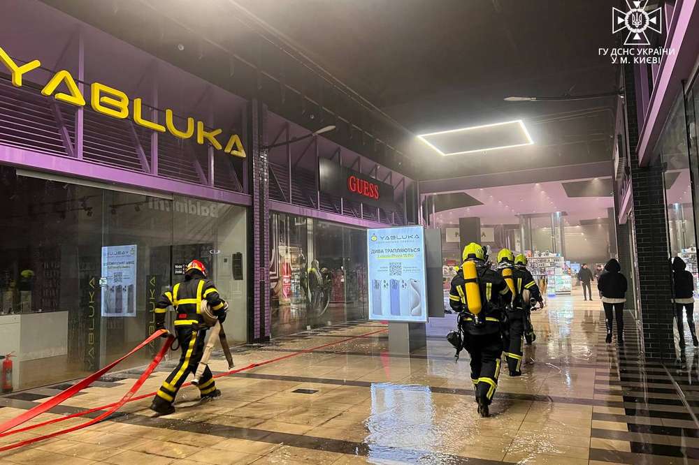 У Києві сталася пожежа в ТЦ евакуювали близько 200 людей3