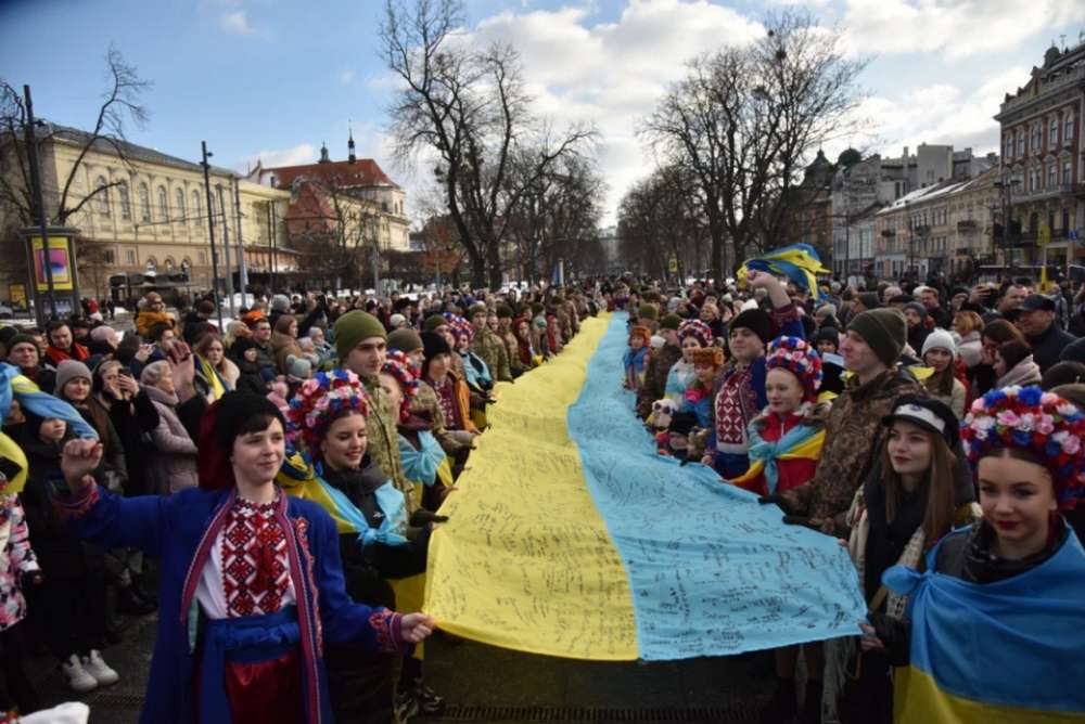 У Львові розгорнули найбільший державний прапор з автографами військових і встановили рекорд
