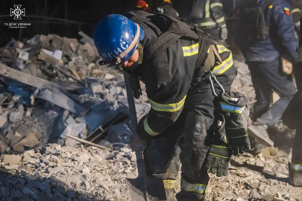 У Покровському районі на Донеччині з під завалів дістали тіло дитини – ДСНС