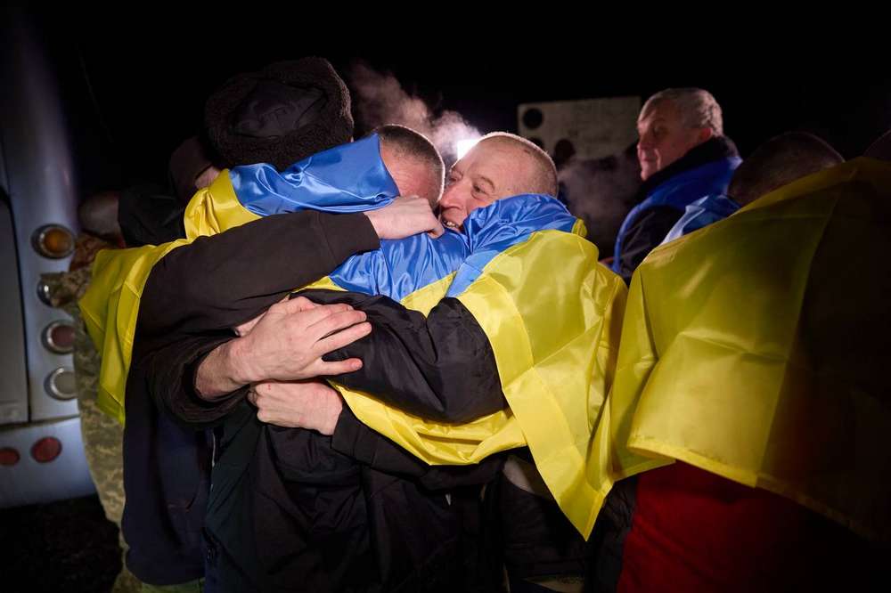 Відбувся найбільший обмін: з полону повернули 230 українців (фото, відео)