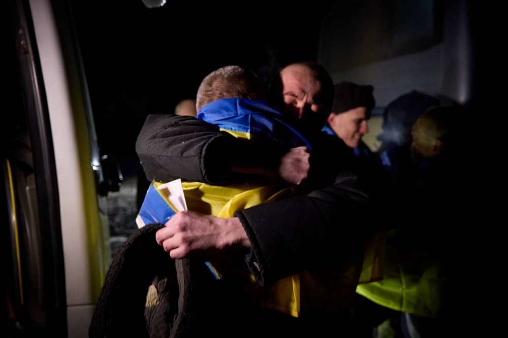 Відбувся найбільший обмін: з полону повернули 230 українців (фото, відео)