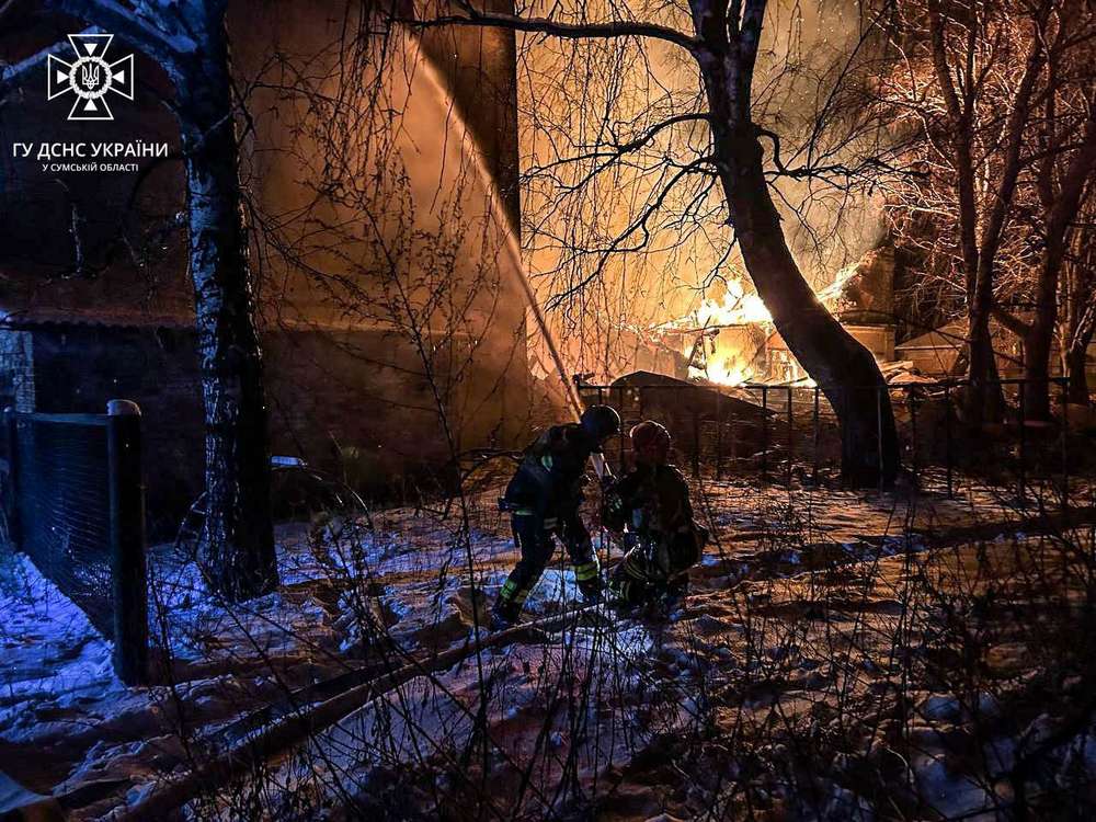 Палав будинок культури та помешкання людей: на Сумщині через обстріли виникла масштабна пожежа
