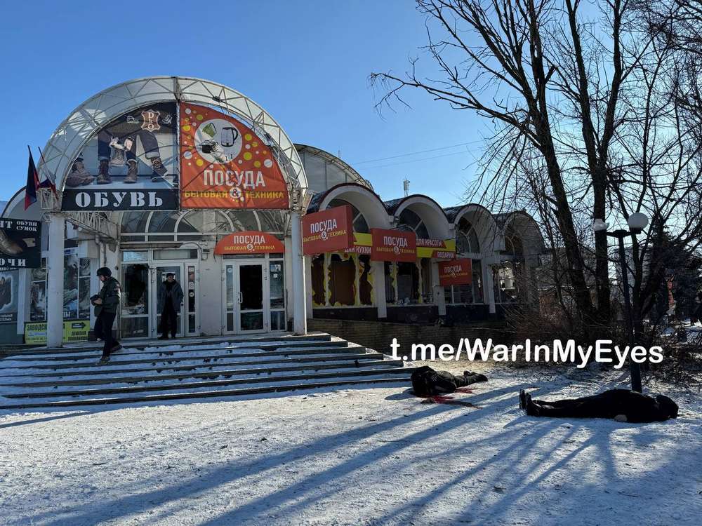 У Донецьку повідомляють про 13 загиблих внаслідок обстрілу ринку (фото 18+)
