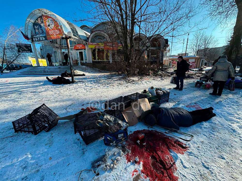 У Донецьку повідомляють про 13 загиблих внаслідок обстрілу ринку (фото 18+)