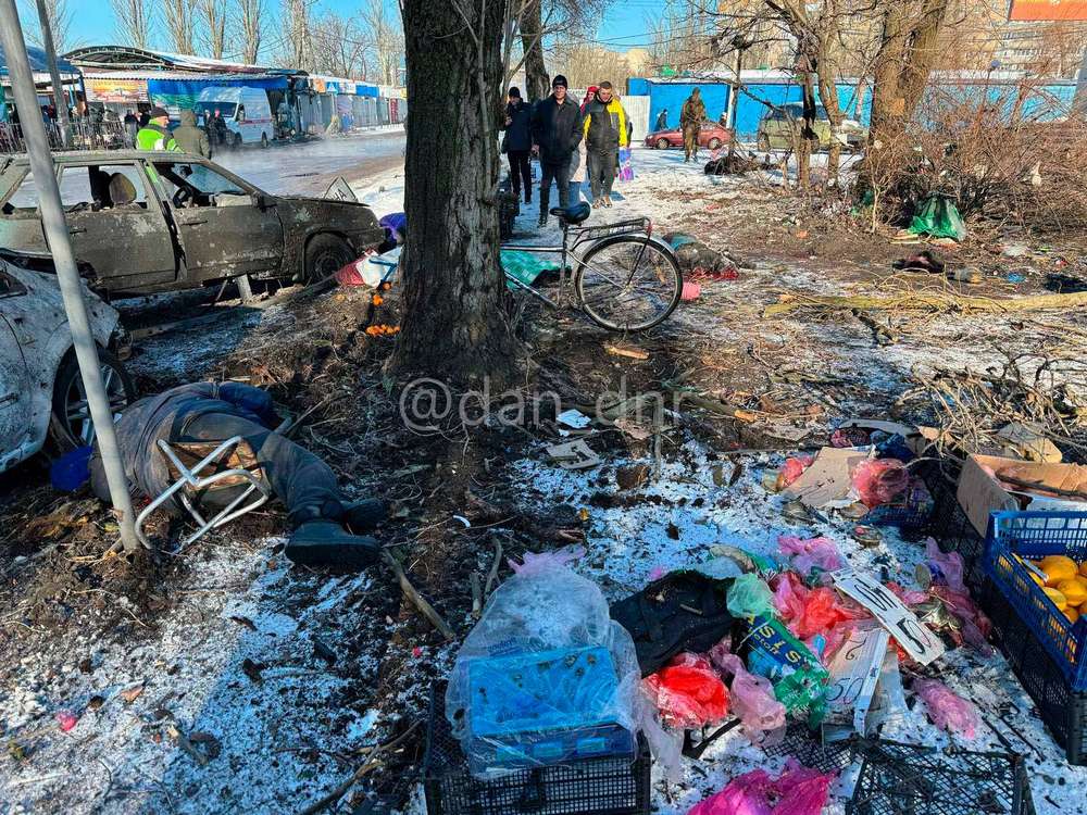 У Донецьку повідомляють про 13 загиблих внаслідок обстрілу ринку (фото 18+)