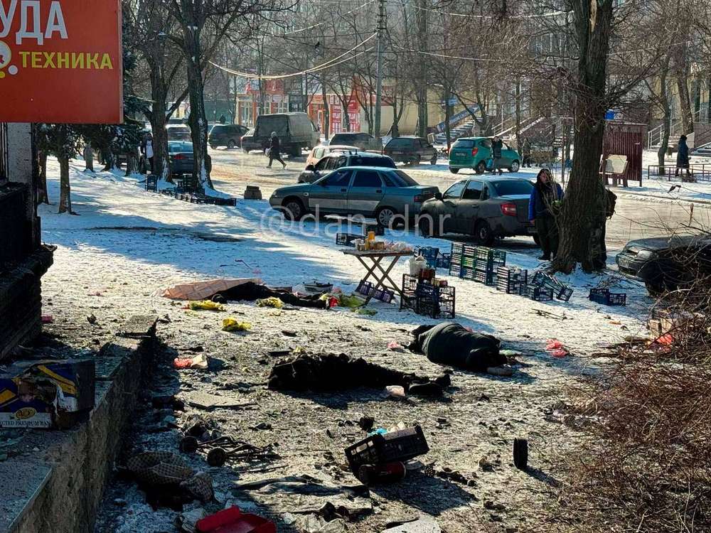 У Донецьку повідомляють про 13 загиблих внаслідок обстрілу ринку (фото 18+)