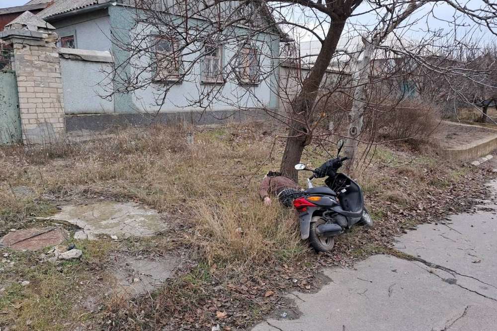 Росіяни скинули на Бериславщину бомби і вибухівку з дрона: вбили мотоцикліста