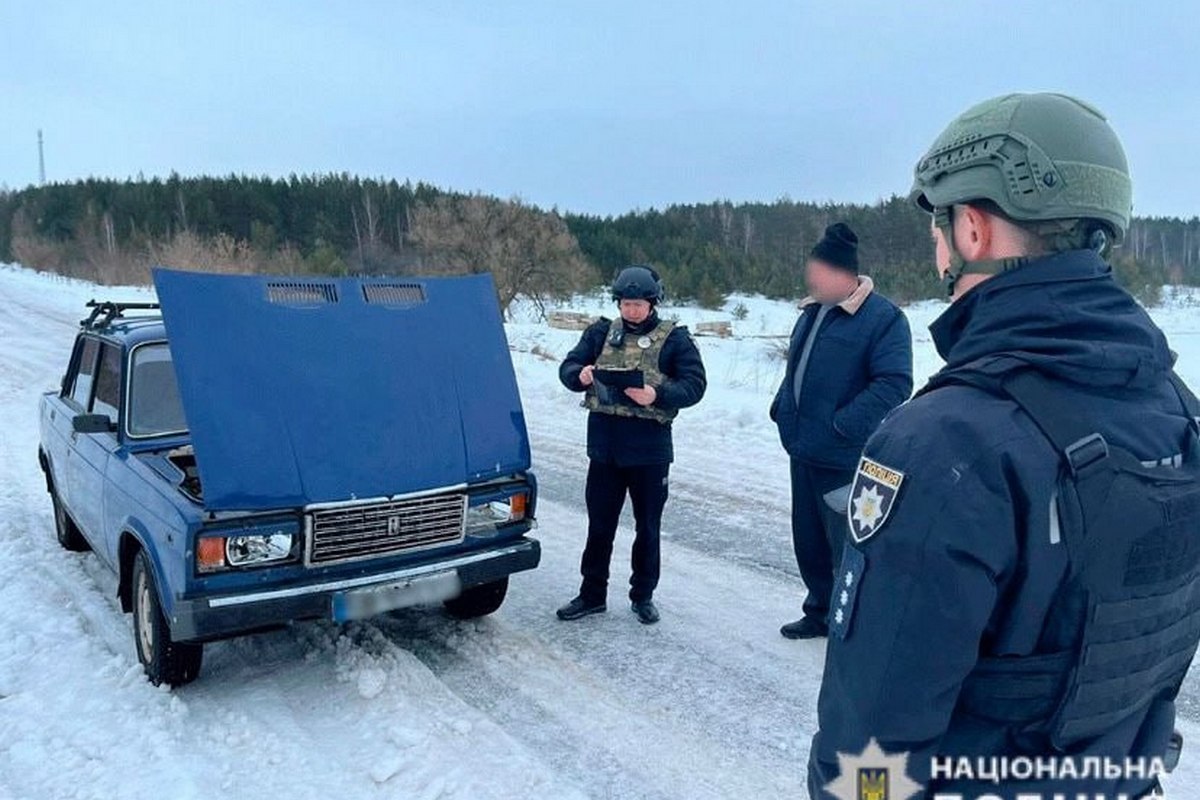 росіяни атакували з дрона цивільну автівку
