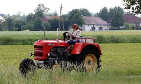 На трактори планують саджати жінок: як фермери у прифронтових регіонах готуються до посівної