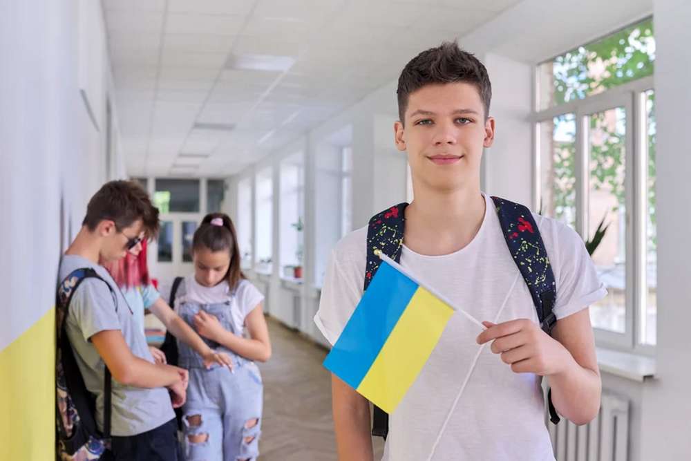 Стало відомо, скільки українських учнів хочуть переїхати за кордон