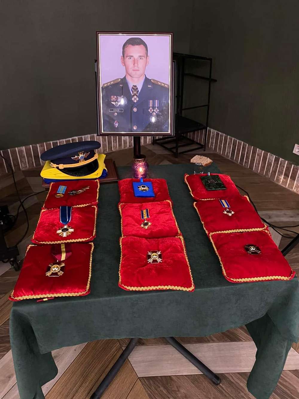 У 6 років втратив всю родину, а в 12 врятував тонучу дитину, мав шість орденів – в Україні простилися з легендарним пілотом