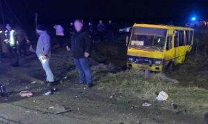 Пасажири маршрутки випали під колеса автопоїзда: моторошна ДТП на Львівщині