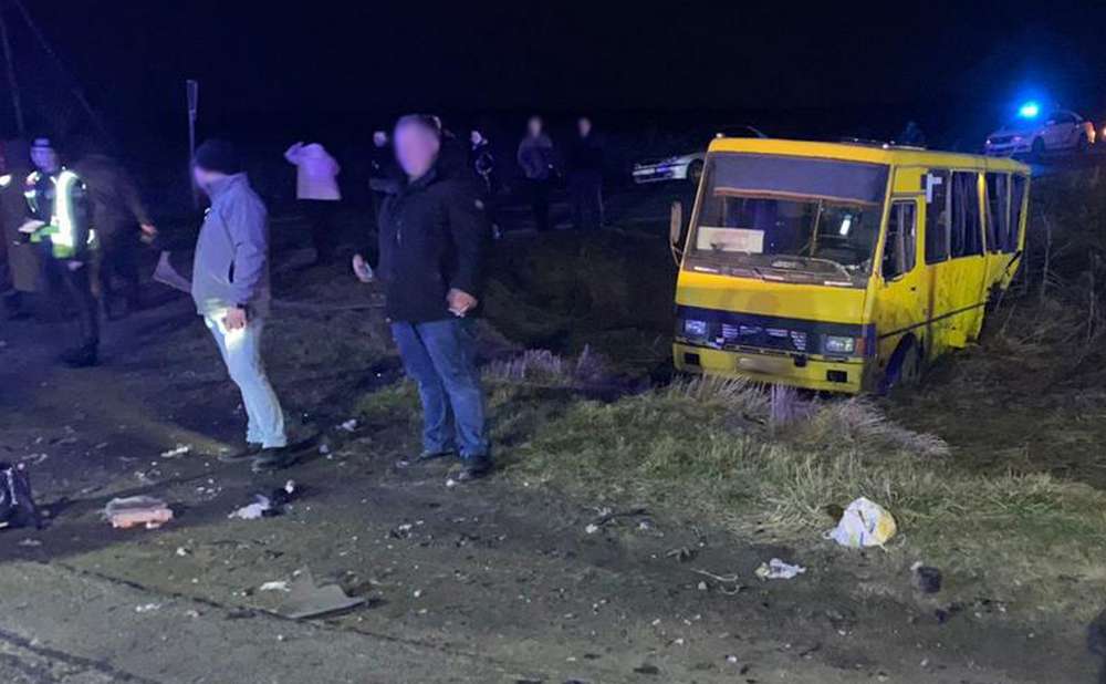 Пасажири маршрутки випали під колеса автопоїзда: моторошна ДТП на Львівщині