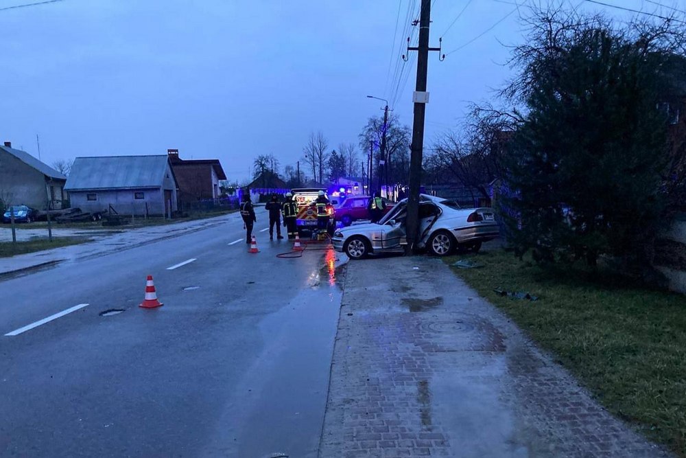 Смертельна ДТП на Львівщині авто зіткнулося з електроопорою (фото)