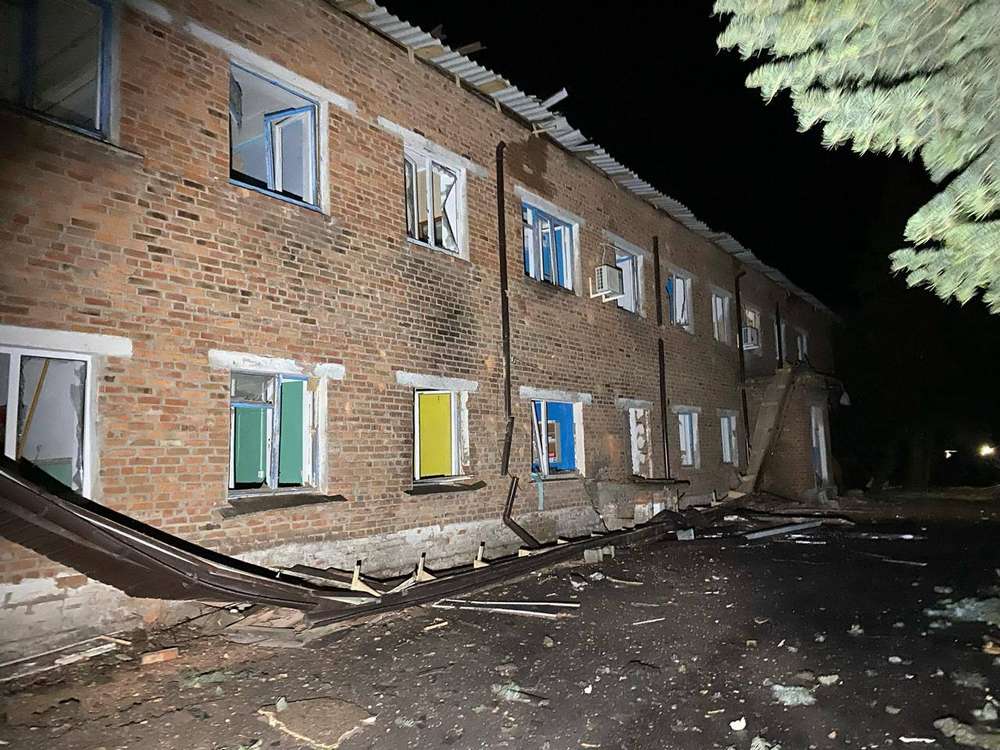 Окупанти скинули бомби на лікарню у Великому Бурлуку на Харківщині (фото)