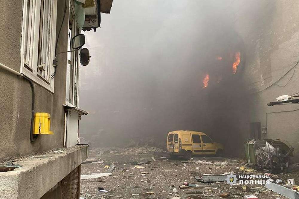 На фото наслідки ворожої атаки на лівому березі Києва