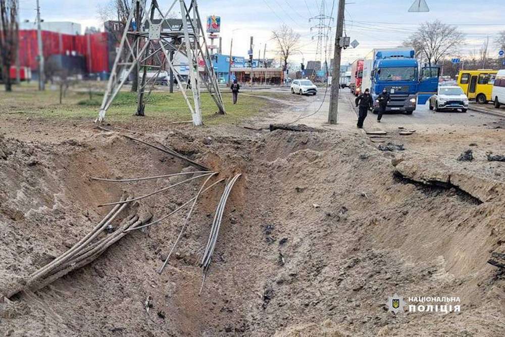 На фото наслідки ворожої атаки на лівому березі Києва
