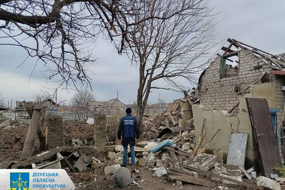 Поранено 63-річну бабусю і двох онуків: росіяни обстріляли Селідове ракетами С-300 (фото)