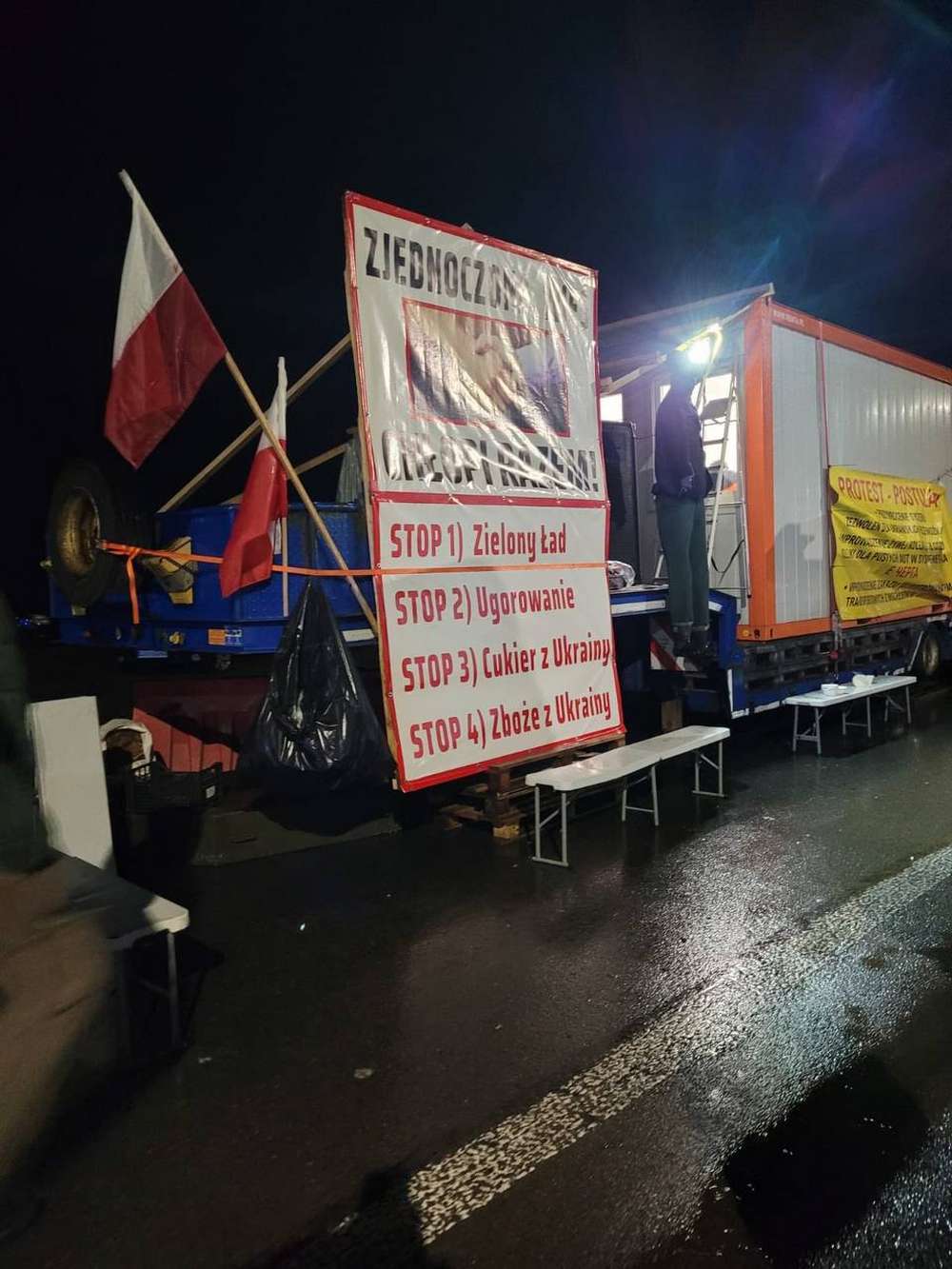 Ситуація на кордоні з Польщею: стоять 2000 вантажівок, поліція шукає фермерів, які висипали зерно