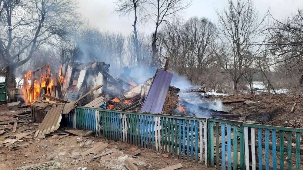 Росіяни обстріляли Сумщину: у будинку згоріла родина з 5 людей