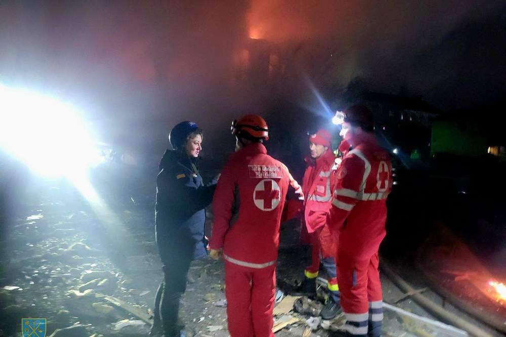 Повітряна атака в ніч на 23 лютого: є жертви і постраждалі, виникли пожежі – все, що відомо (фото, відео)
