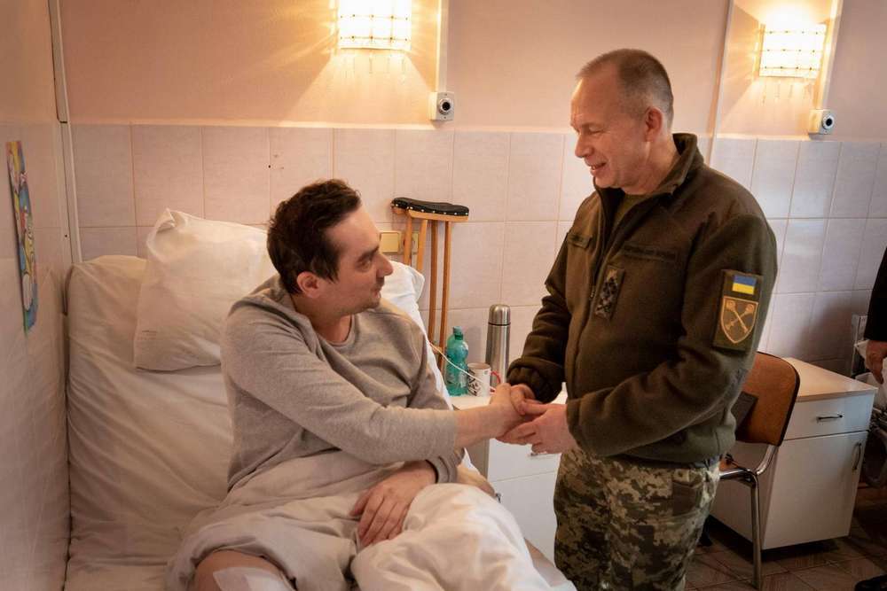 Сирський відвідав у лікарні пораненого військового кореспондента і закликав згадати його загиблих колег